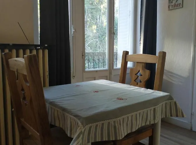 Joli Calme Parking Proche Thermes Et Centre アパート エクスレバン